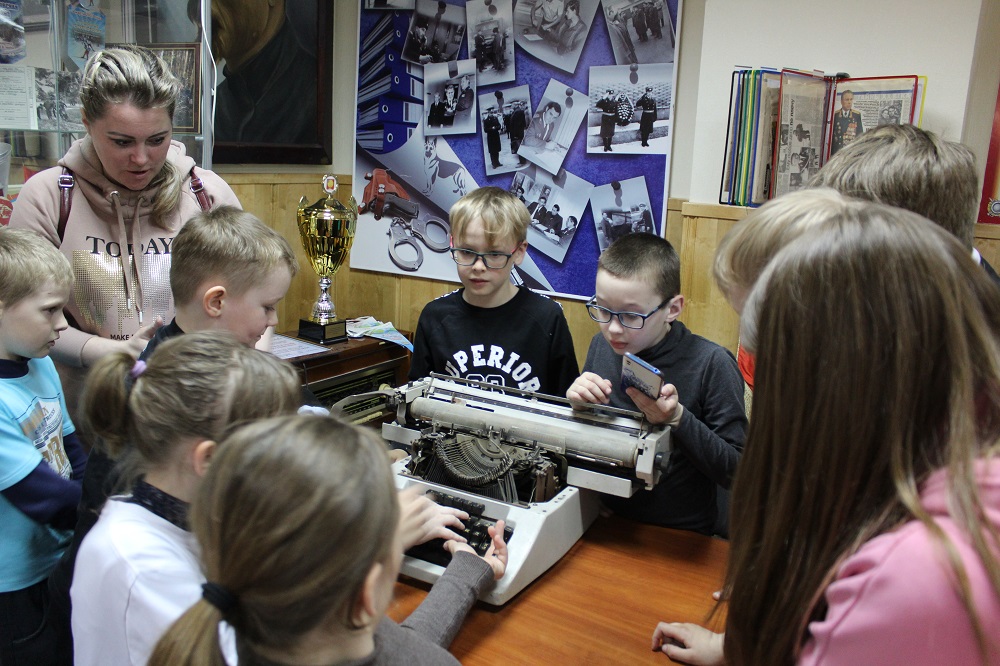 Сотрудники МУ МВД России «Серпуховское» организовали для школьников экскурсию в музей милиции